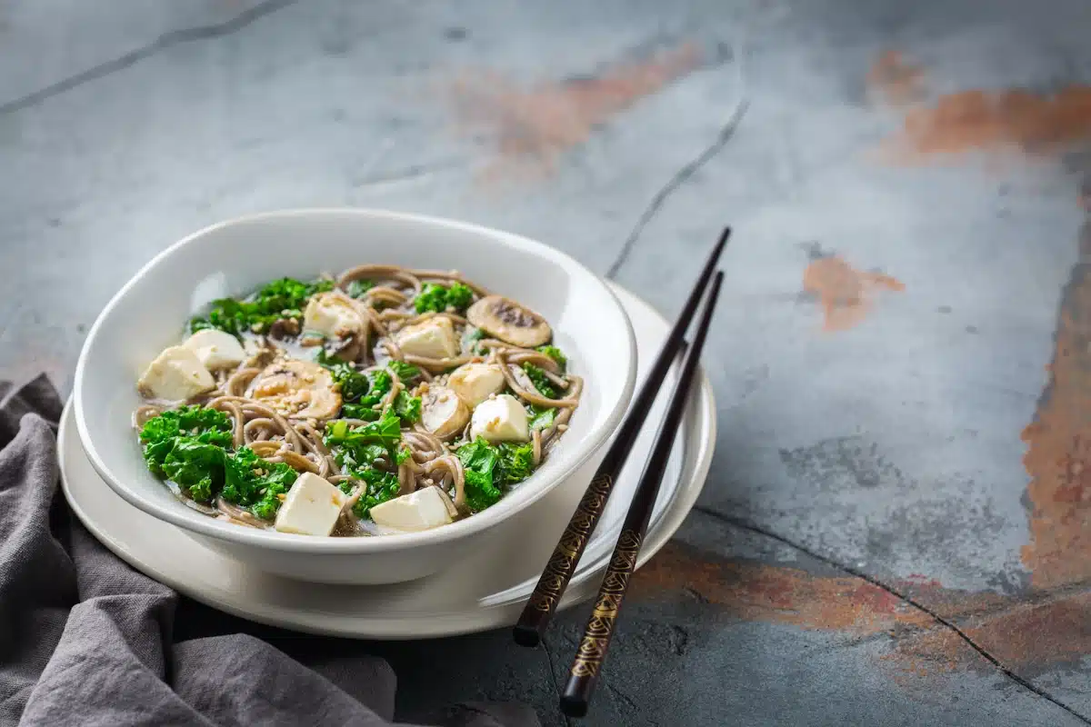 A warm bowl of chicken and spinach soba noodle soup, a comforting Japanese dish.