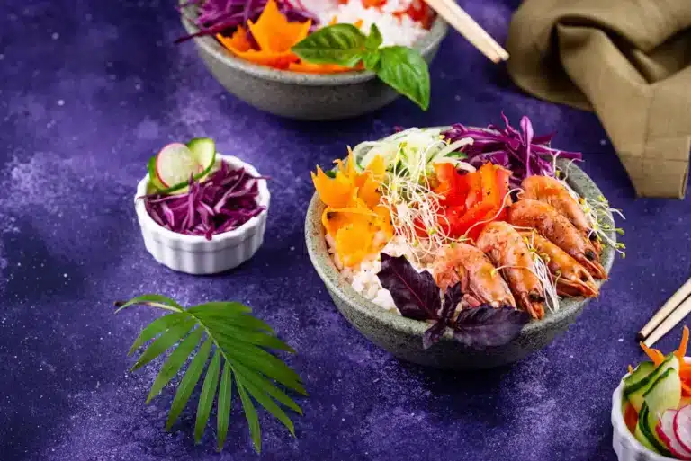 Low-Carb Chinese salad with salmon and shrimps