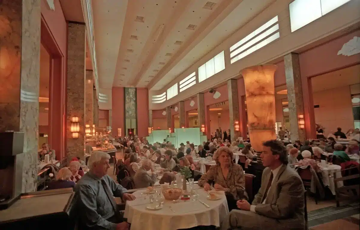 photo Eaton's Ninth Floor restaurant crowded with patrons having lunch prior to its 1999 closure