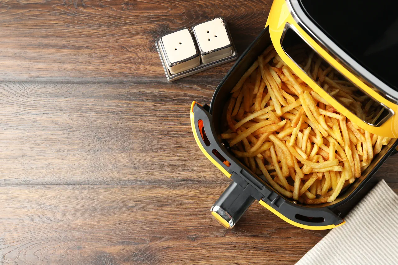 Frites Air Fryer Façon Montréal | Croustillantes Et Légères 1 Frites air fryer façon Montréal, croustillantes et dorées, assaisonnées aux épices à steak