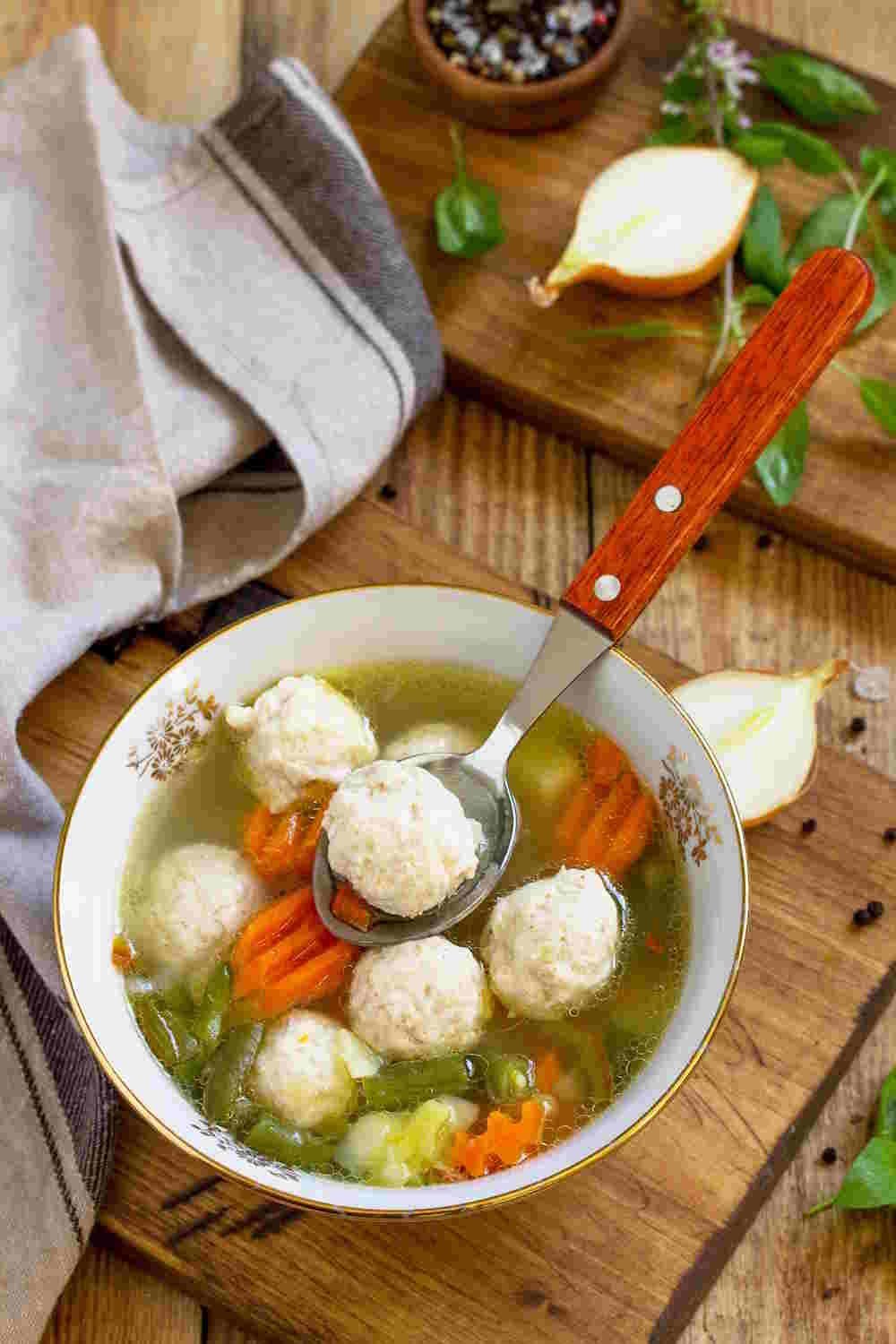 Recettes Pessah | Guide Keto & Adapté aux Diabétiques Soup with matzo balls and vegetables