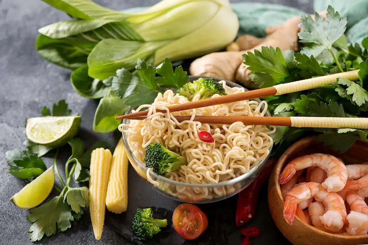 Low-Glycemic Chinese Lunch Ideas including Chinese noodles with shrimps and vegetables