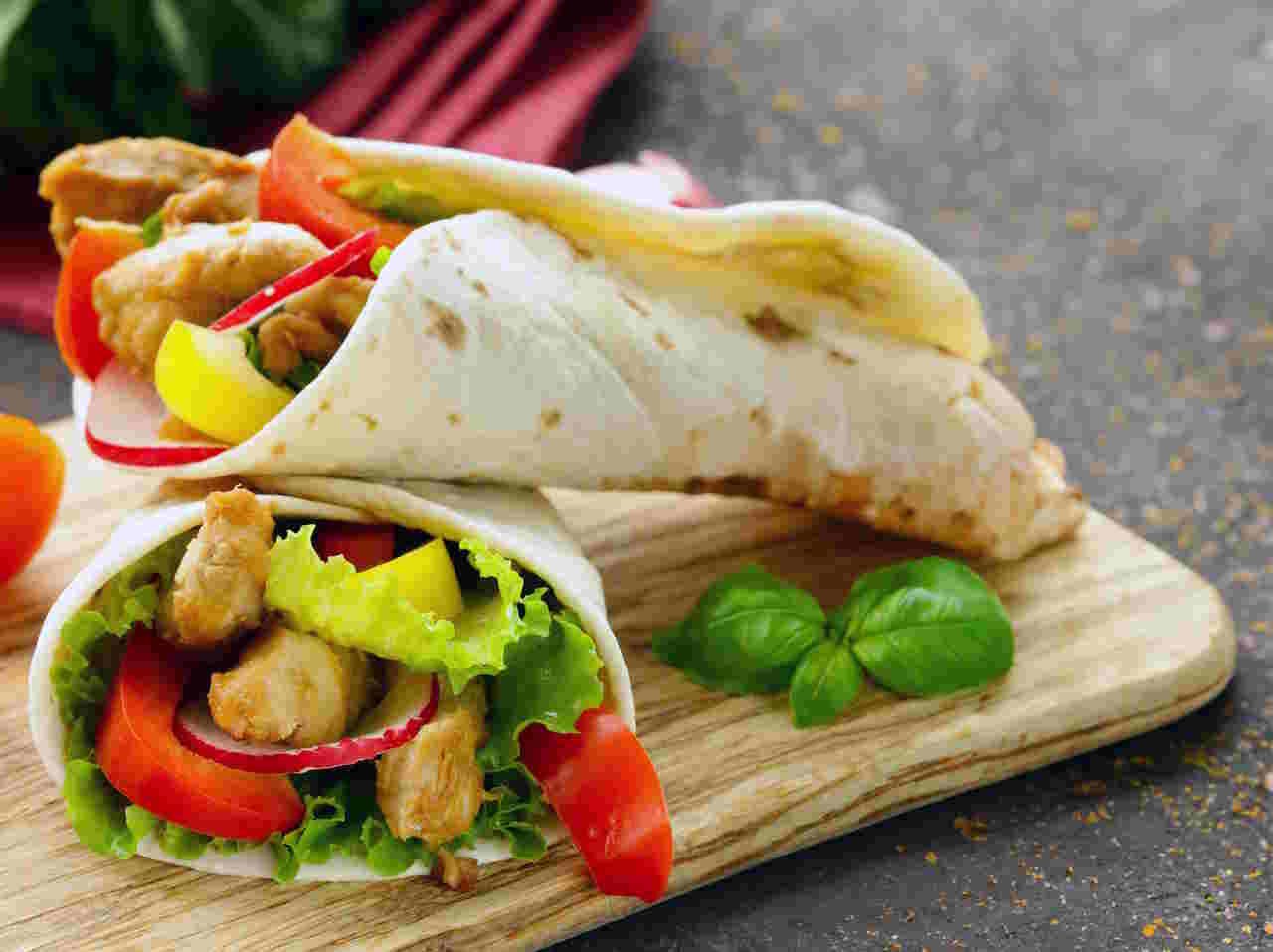 No-cook wraps with chicken and vegetables