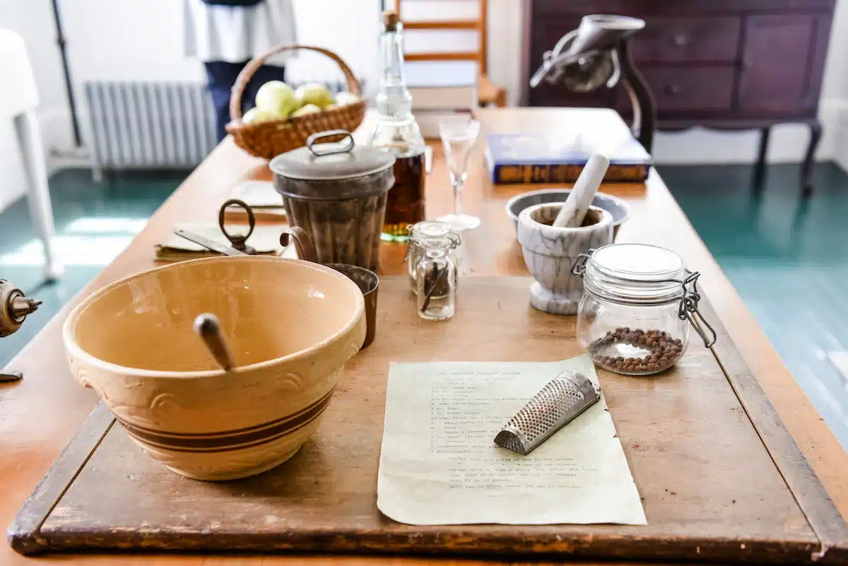 Preparing Heirloom recipes using traditional tools - Préparer des recettes de famille avec des outils traditionnels