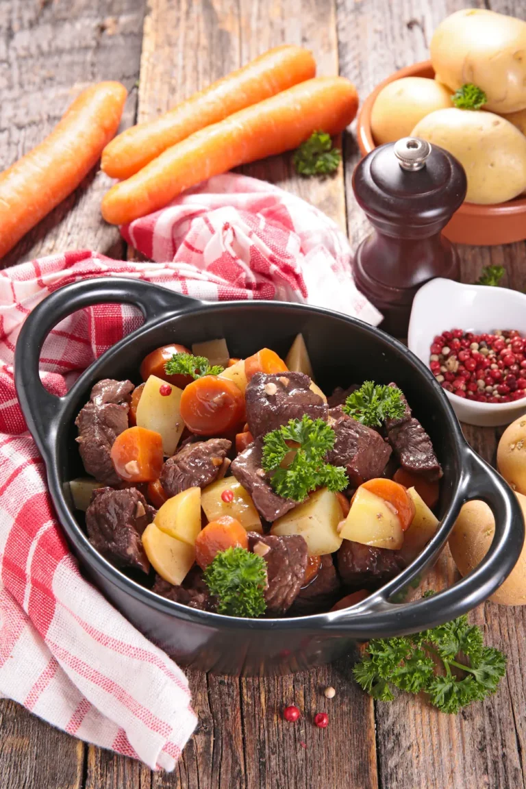 Grandma's Beef Stew Ragoût de bœuf de grand-mère avec pommes de terre rouges