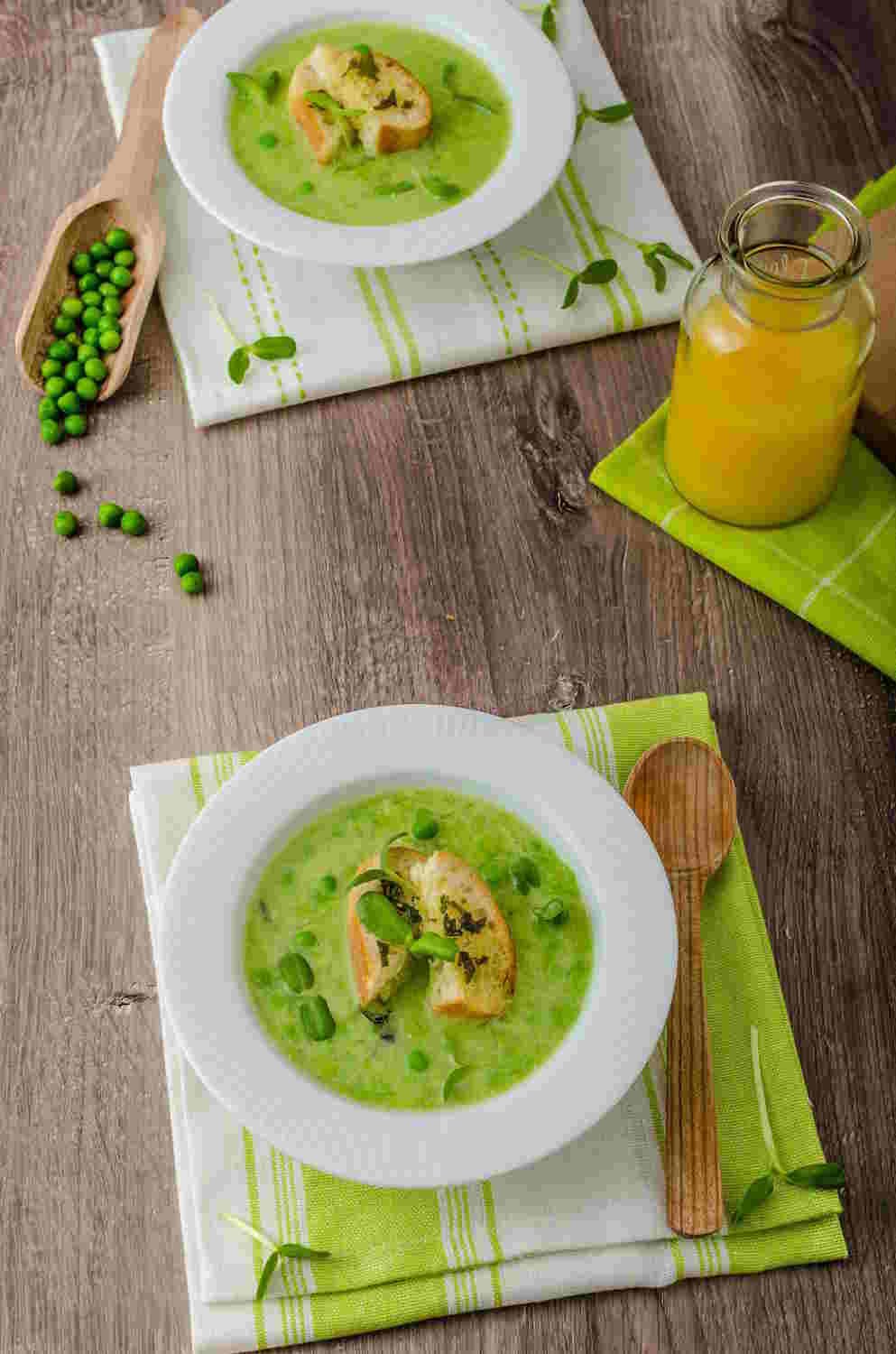 Spring Soup Recipes Fresh pea soup with bread slices