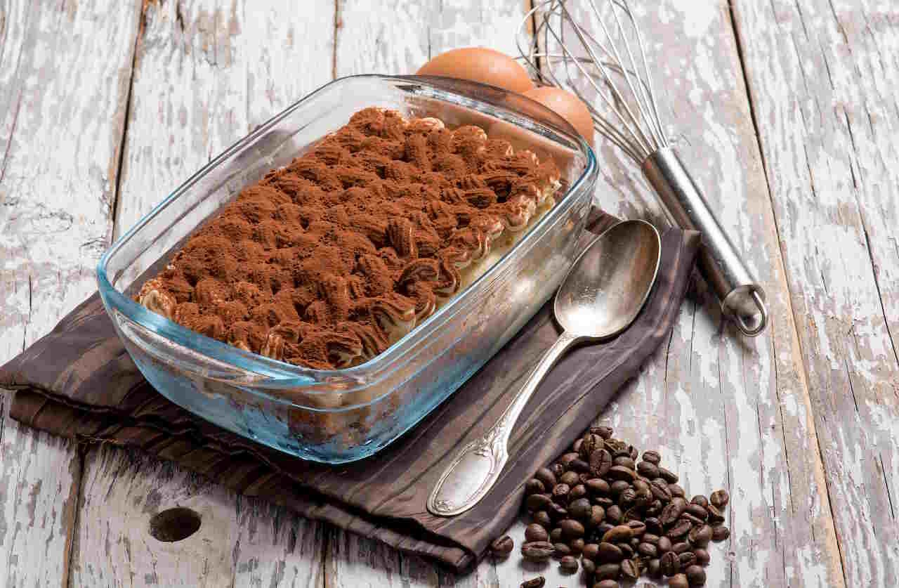 Tiramisu : Classique Et Faible En Glucides 2 Tiramisu classique en verrine, saupoudré de cacao