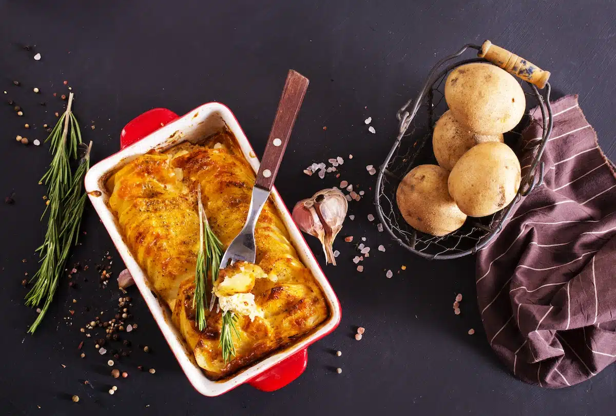 Un gratin de navets et pommes de terre est un plat copieux et réconfortant pour midi.