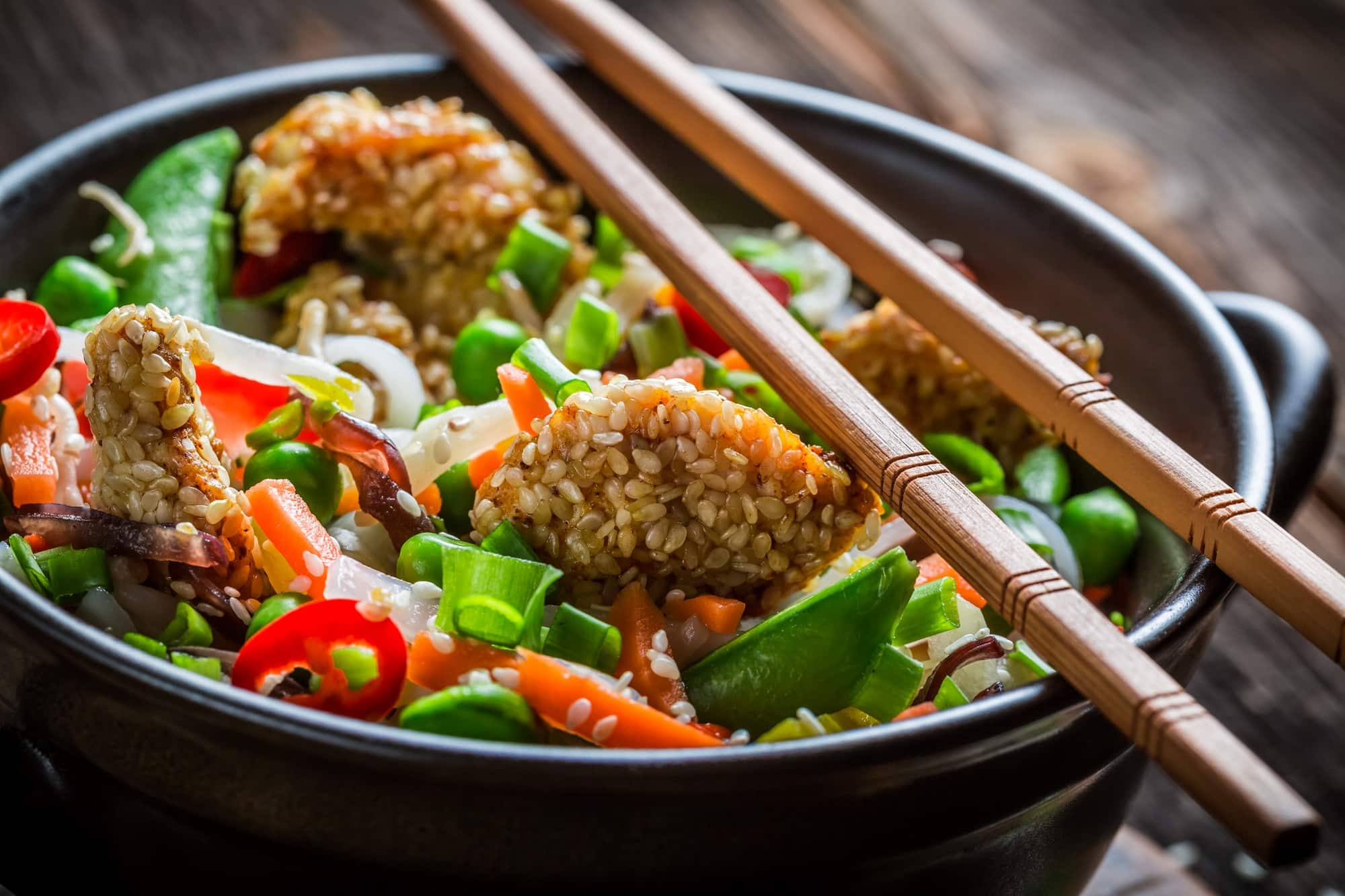Chicken with sesame with vegetables and noodles