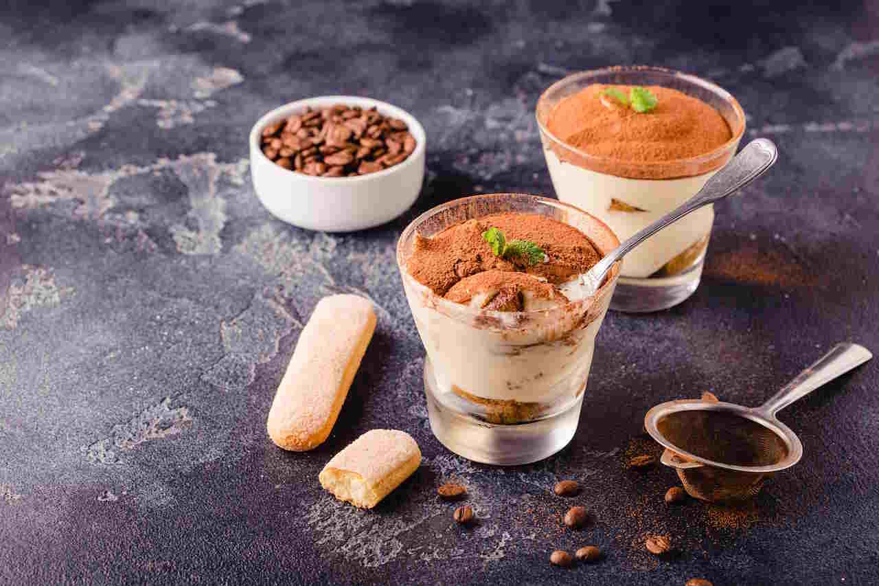 Tiramisu : Classique Et Faible En Glucides 3 Traditional Italian dessert tiramisu in a glass, selective focus